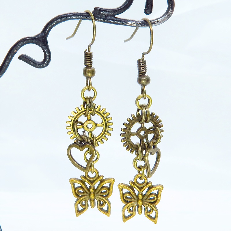 アンティークゴールド バタフライ(蝶)と歯車を組合せたスチームパンク風のコンパクトなピアス