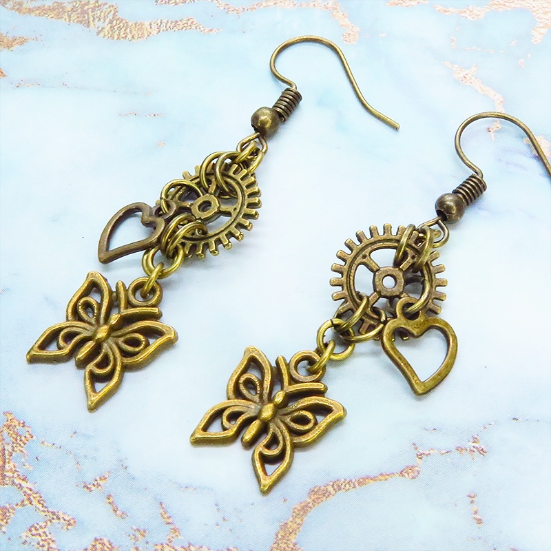 アンティークゴールド バタフライ(蝶)と歯車を組合せたスチームパンク風のコンパクトなピアス
