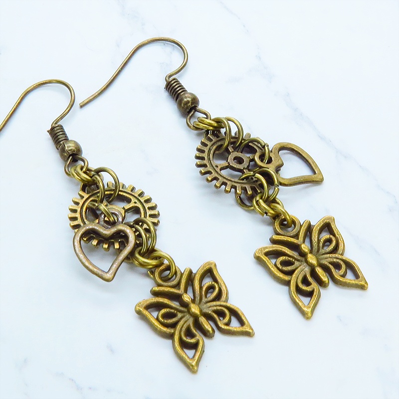 アンティークゴールド バタフライ(蝶)と歯車を組合せたスチームパンク風のコンパクトなピアス