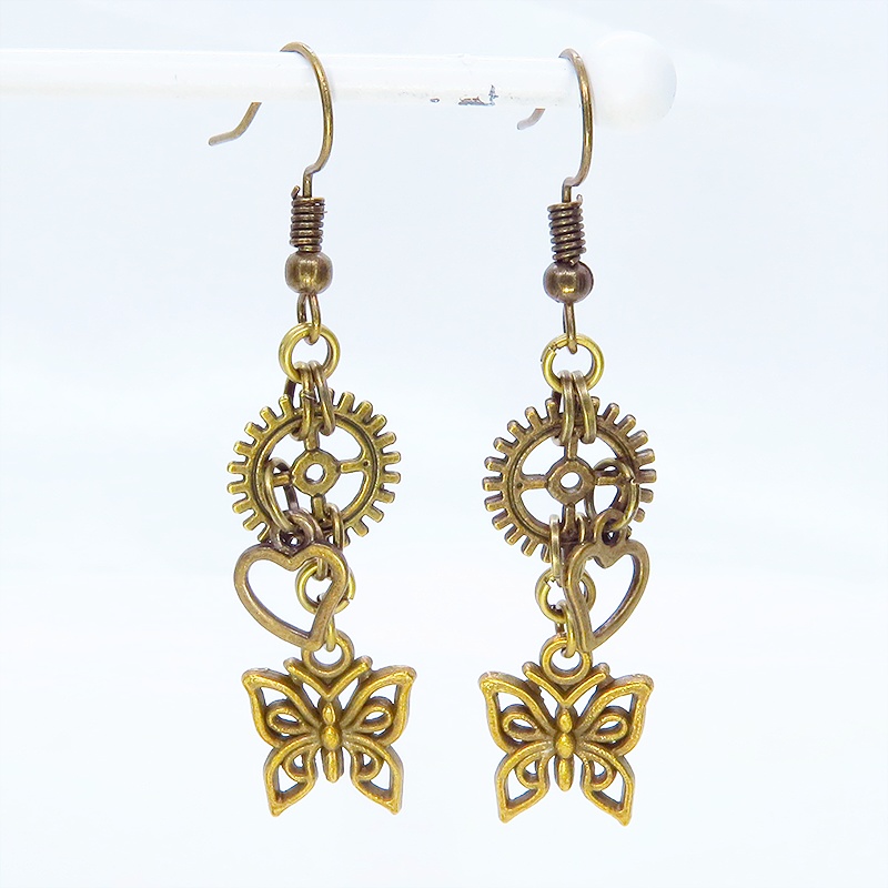 アンティークゴールド バタフライ(蝶)と歯車を組合せたスチームパンク風のコンパクトなピアス