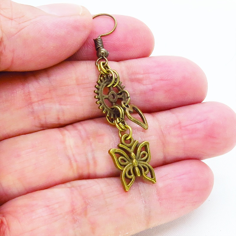 アンティークゴールド バタフライ(蝶)と歯車を組合せたスチームパンク風のコンパクトなピアス