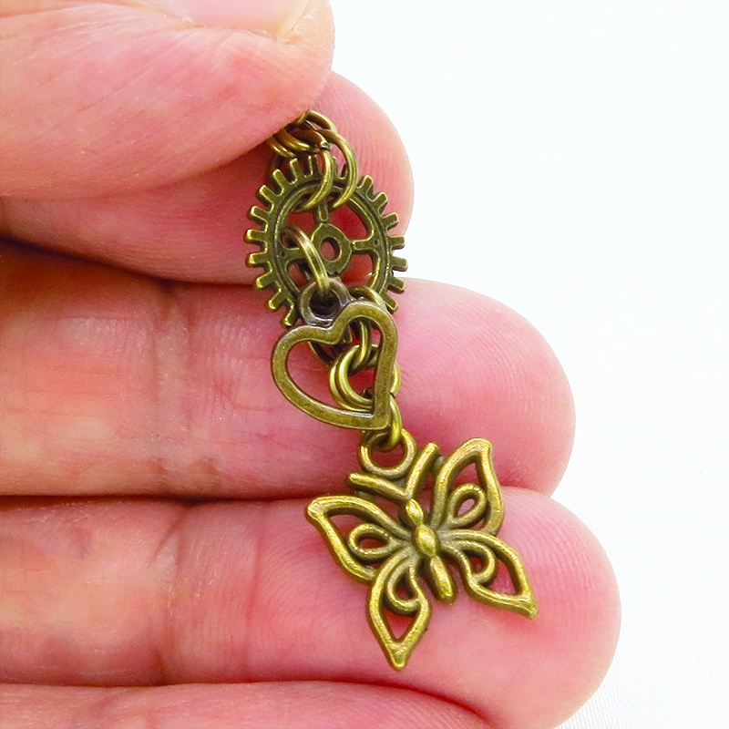 アンティークゴールド バタフライ(蝶)と歯車を組合せたスチームパンク風のコンパクトなピアス