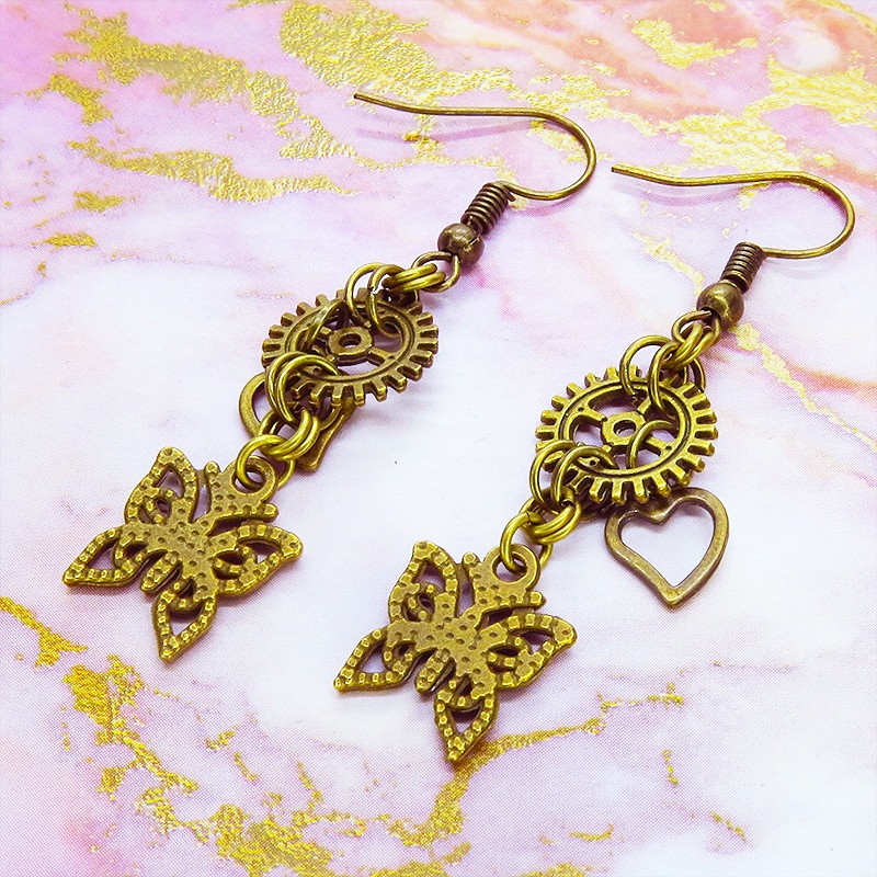 アンティークゴールド バタフライ(蝶)と歯車を組合せたスチームパンク風のコンパクトなピアス