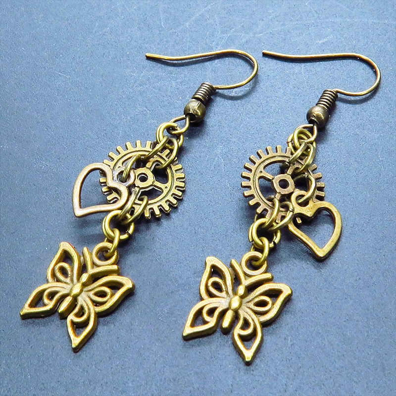 アンティークゴールド バタフライ(蝶)と歯車を組合せたスチームパンク風のコンパクトなピアス