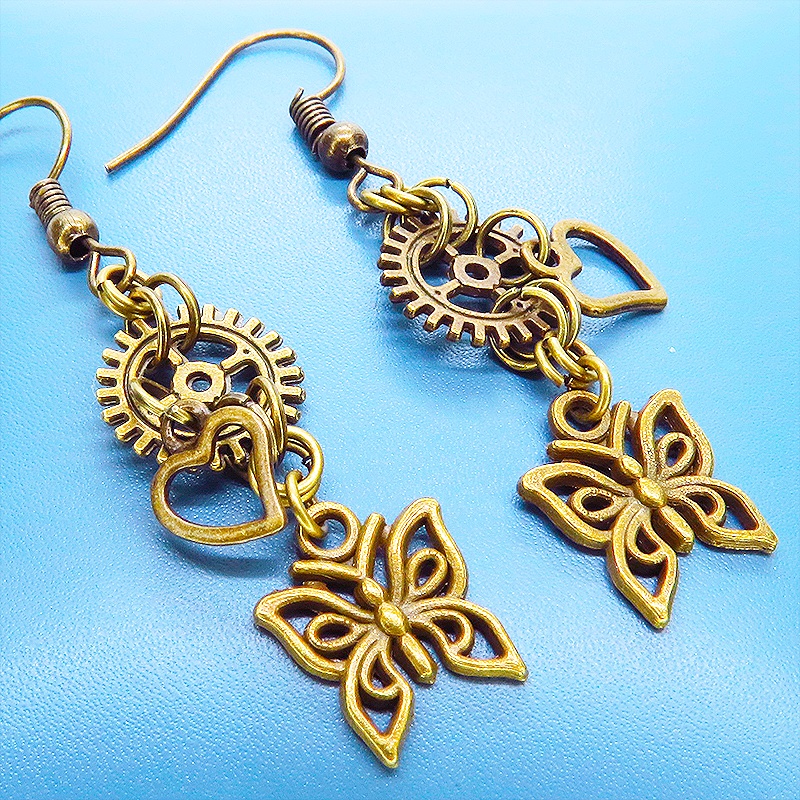 アンティークゴールド バタフライ(蝶)と歯車を組合せたスチームパンク風のコンパクトなピアス