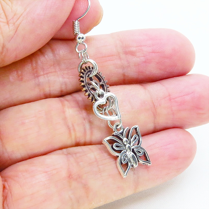 アンティークシルバー バタフライ(蝶)と歯車を組合せたスチームパンク風ピアス アンティークブロンズ サージカル可