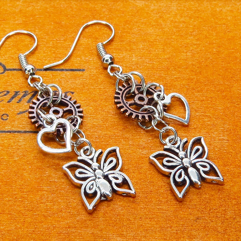 アンティークシルバー バタフライ(蝶)と歯車を組合せたスチームパンク風ピアス アンティークブロンズ サージカル可