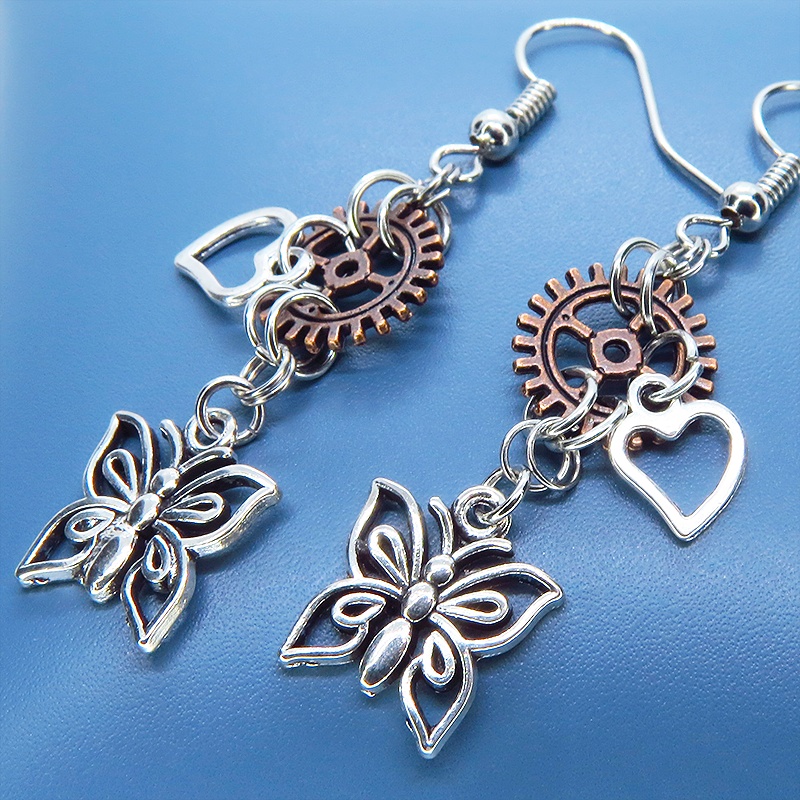 アンティークシルバー バタフライ(蝶)と歯車を組合せたスチームパンク風ピアス アンティークブロンズ サージカル可