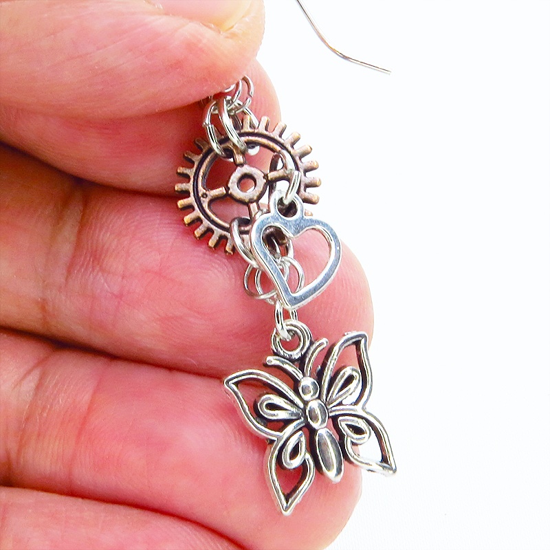 アンティークシルバー バタフライ(蝶)と歯車を組合せたスチームパンク風ピアス アンティークブロンズ サージカル可