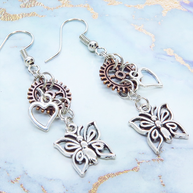 アンティークシルバー バタフライ(蝶)と歯車を組合せたスチームパンク風ピアス アンティークブロンズ サージカル可