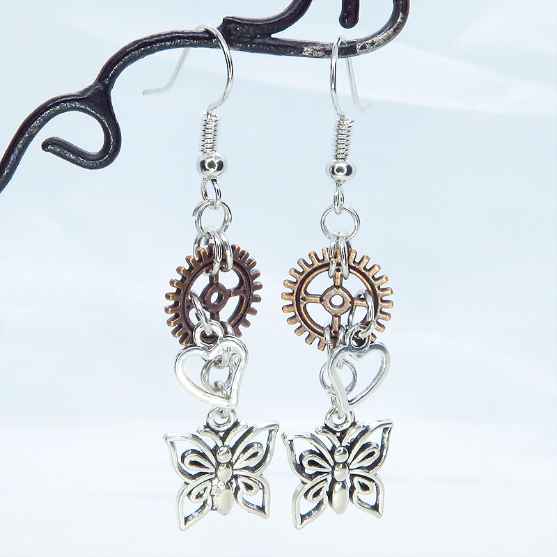 アンティークシルバー バタフライ(蝶)と歯車を組合せたスチームパンク風ピアス アンティークブロンズ サージカル可