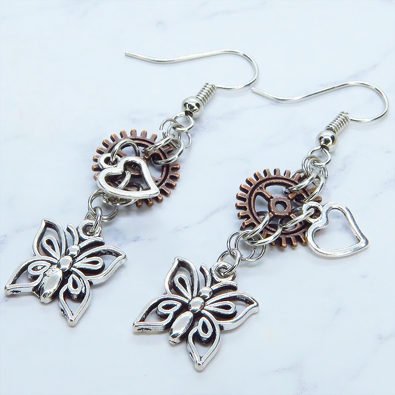 アンティークシルバー バタフライ(蝶)と歯車を組合せたスチームパンク風ピアス アンティークブロンズ サージカル可