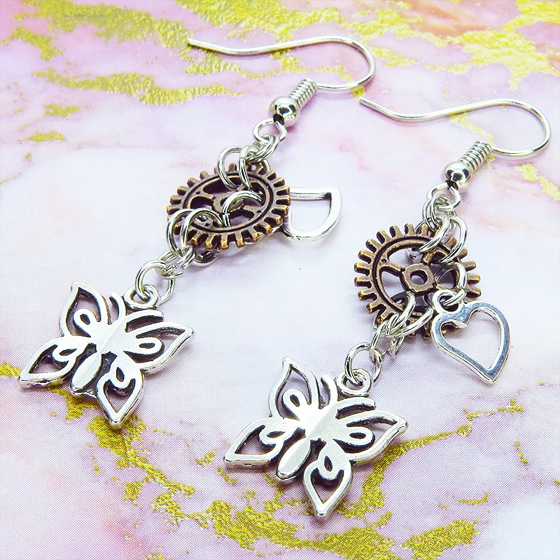 アンティークシルバー バタフライ(蝶)と歯車を組合せたスチームパンク風ピアス アンティークブロンズ サージカル可