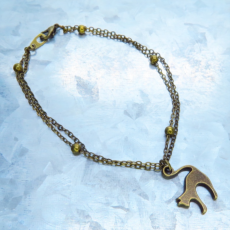 アンティークゴールド 跳ね猫モチーフのダブルチェーンブレスレット ビーズ付チェーン アジャスター可