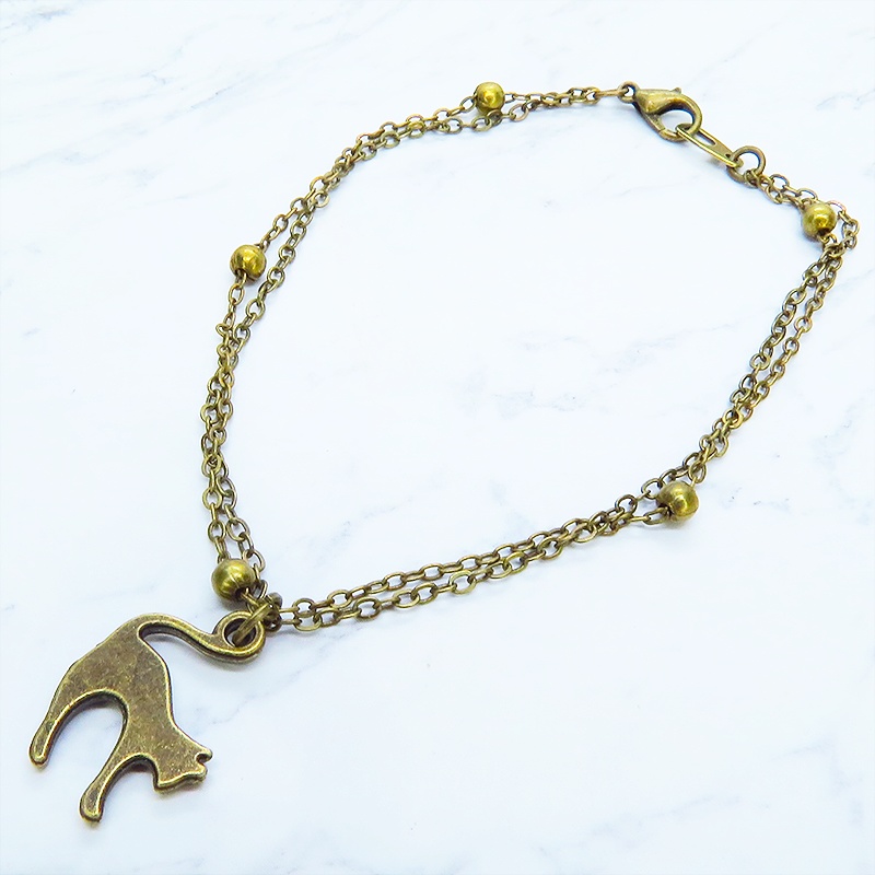 アンティークゴールド 跳ね猫モチーフのダブルチェーンブレスレット ビーズ付チェーン アジャスター可