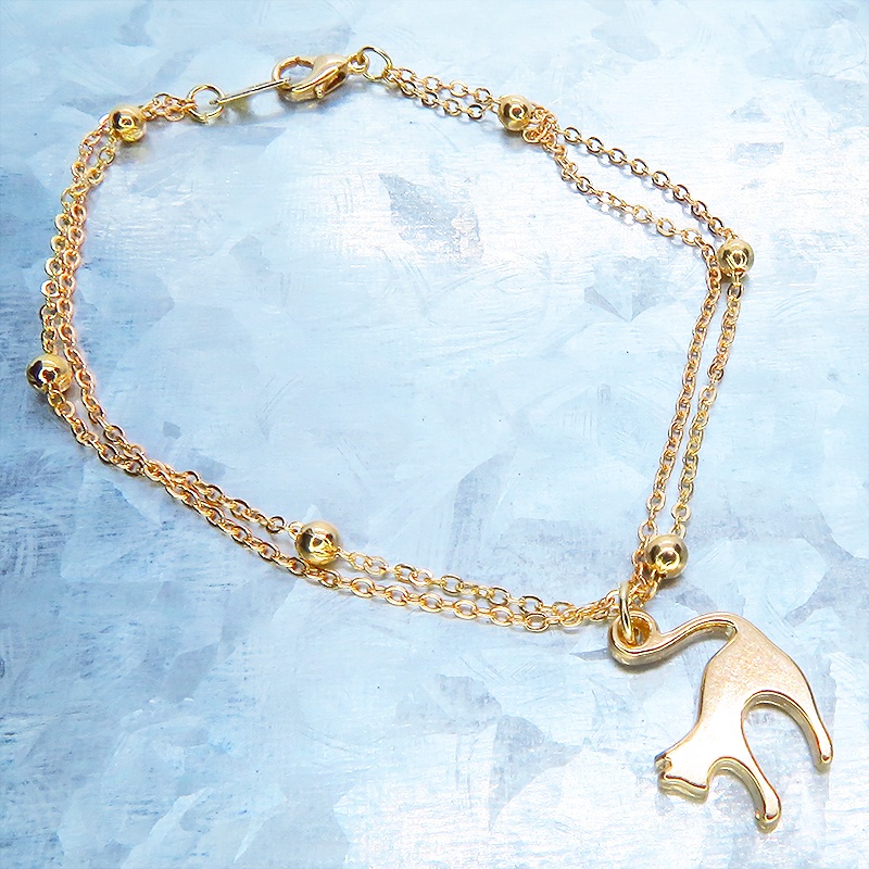 マットゴールド 跳ね猫モチーフのダブルチェーンブレスレット ビーズ付チェーン アジャスター可