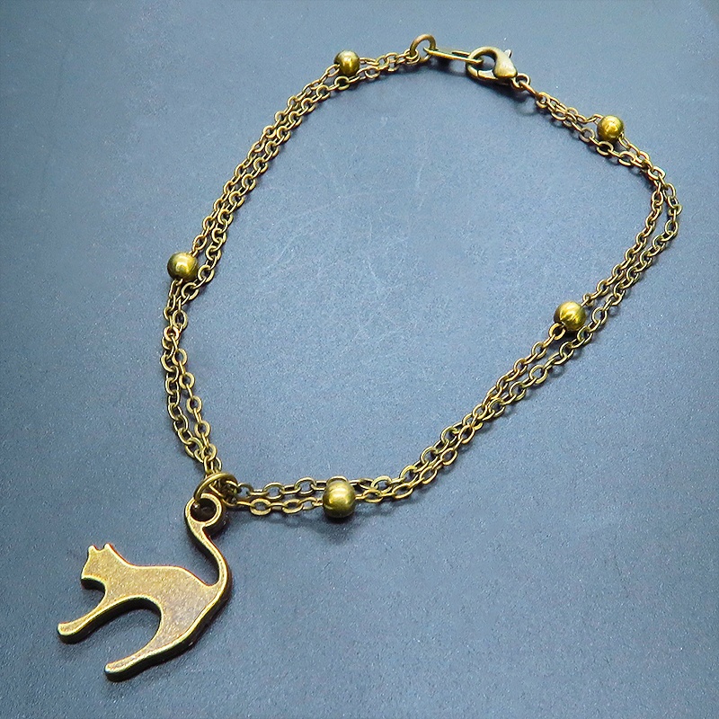 マットゴールド 跳ね猫モチーフのダブルチェーンブレスレット ビーズ付チェーン アジャスター可