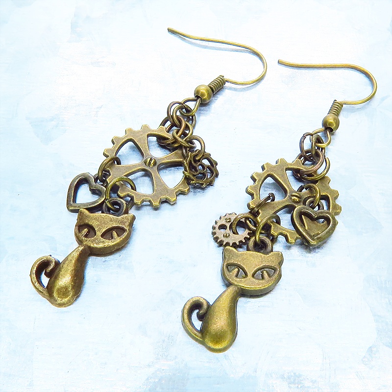 アンティークゴールド スチームパンク風 猫と歯車を組合せたコンパクトなピアス ハート アシンメトリー