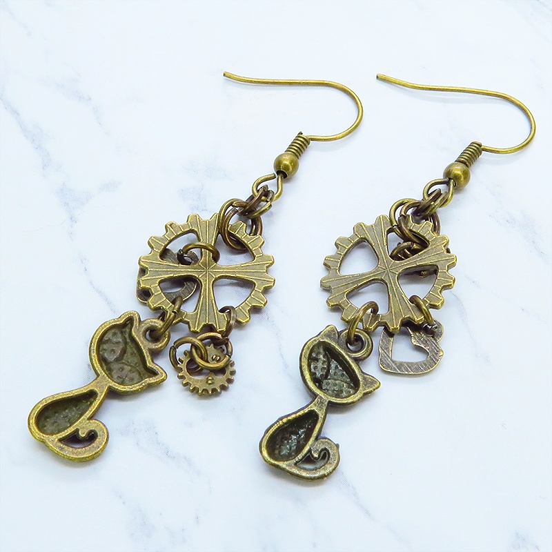 アンティークゴールド スチームパンク風 猫と歯車を組合せたコンパクトなピアス ハート アシンメトリー