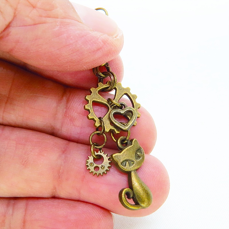 アンティークゴールド スチームパンク風 猫と歯車を組合せたコンパクトなピアス ハート アシンメトリー