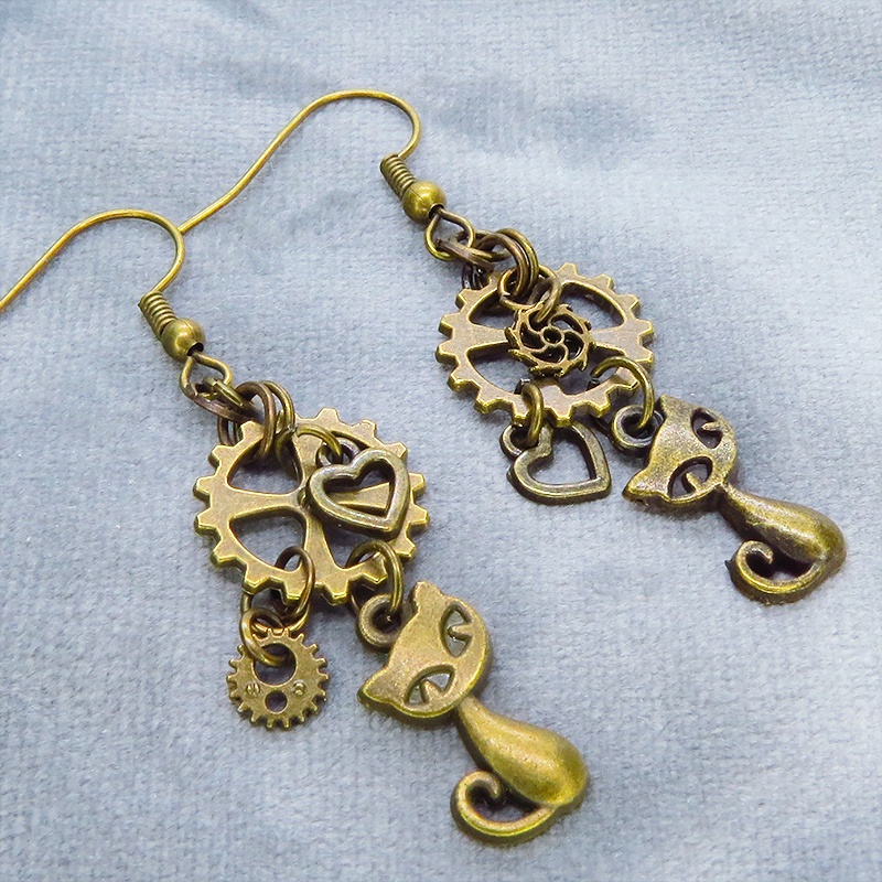 アンティークゴールド スチームパンク風 猫と歯車を組合せたコンパクトなピアス ハート アシンメトリー