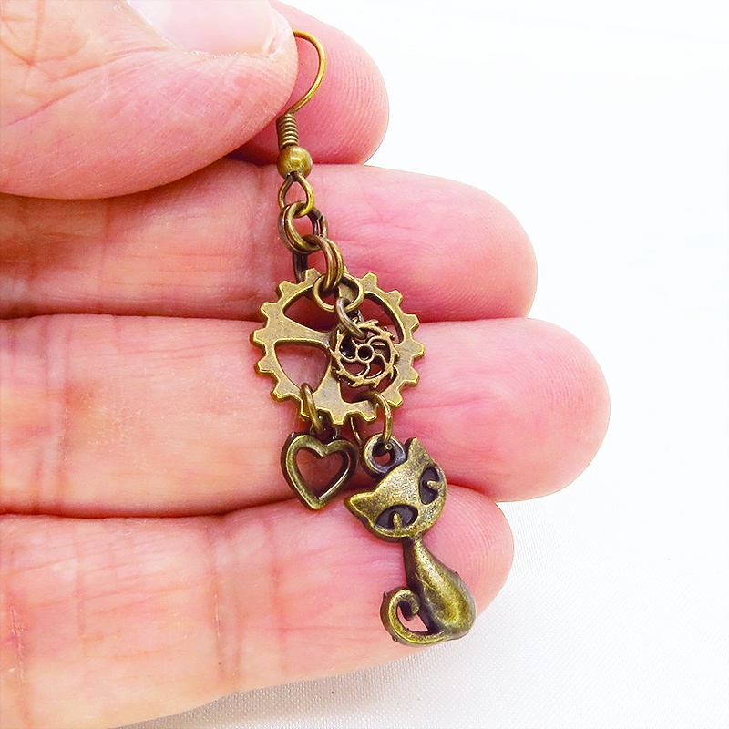 アンティークゴールド スチームパンク風 猫と歯車を組合せたコンパクトなピアス ハート アシンメトリー