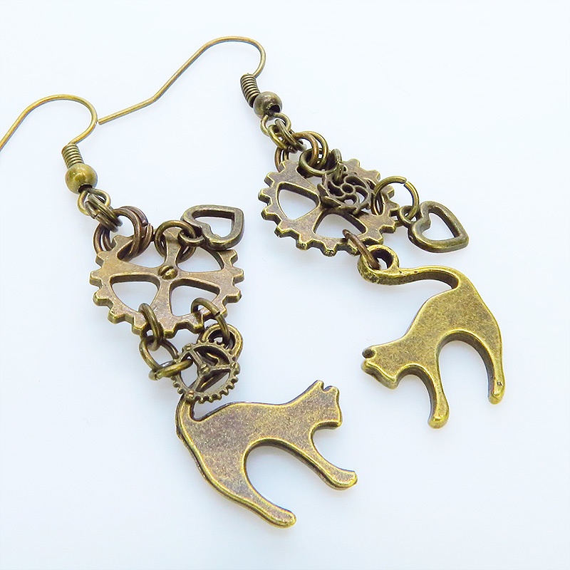 アンティークゴールド スチームパンク風 跳ね猫と歯車を組合せたコンパクトなピアス ハート アシンメトリー