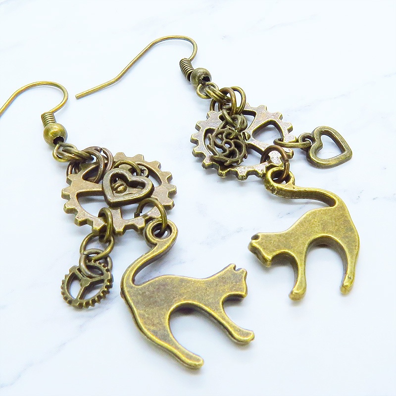 アンティークゴールド スチームパンク風 跳ね猫と歯車を組合せたコンパクトなピアス ハート アシンメトリー
