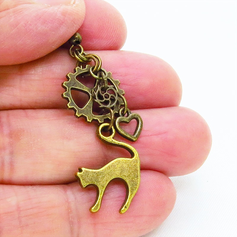 アンティークゴールド スチームパンク風 跳ね猫と歯車を組合せたコンパクトなピアス ハート アシンメトリー