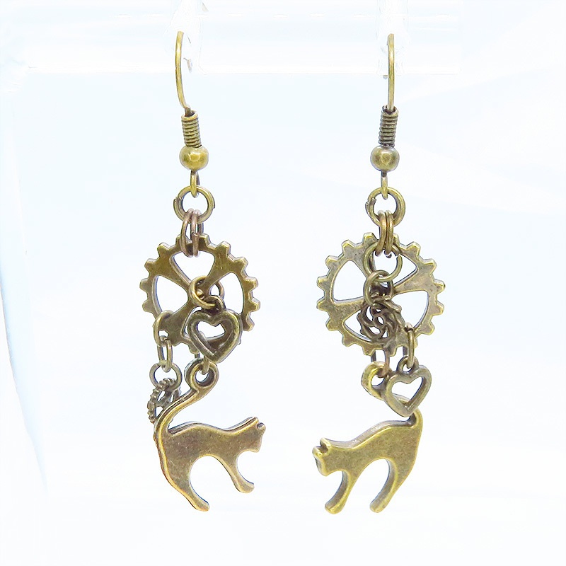 アンティークゴールド スチームパンク風 跳ね猫と歯車を組合せたコンパクトなピアス ハート アシンメトリー