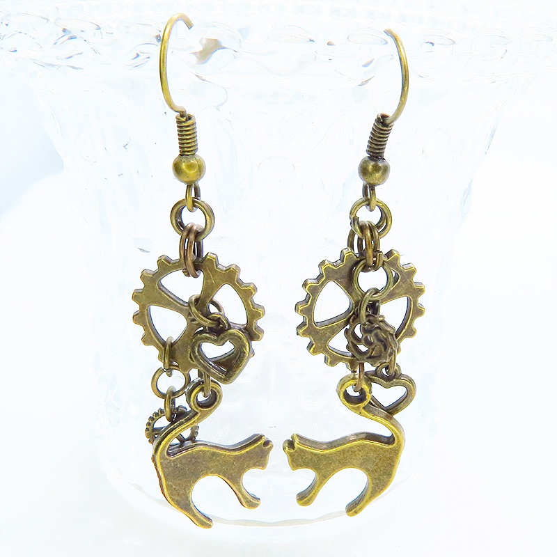 アンティークゴールド スチームパンク風 跳ね猫と歯車を組合せたコンパクトなピアス ハート アシンメトリー