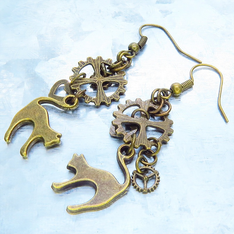 アンティークゴールド スチームパンク風 跳ね猫と歯車を組合せたコンパクトなピアス ハート アシンメトリー