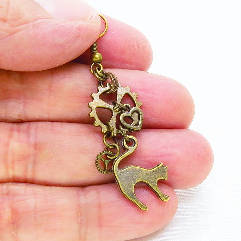 アンティークゴールド スチームパンク風 跳ね猫と歯車を組合せたコンパクトなピアス ハート アシンメトリー