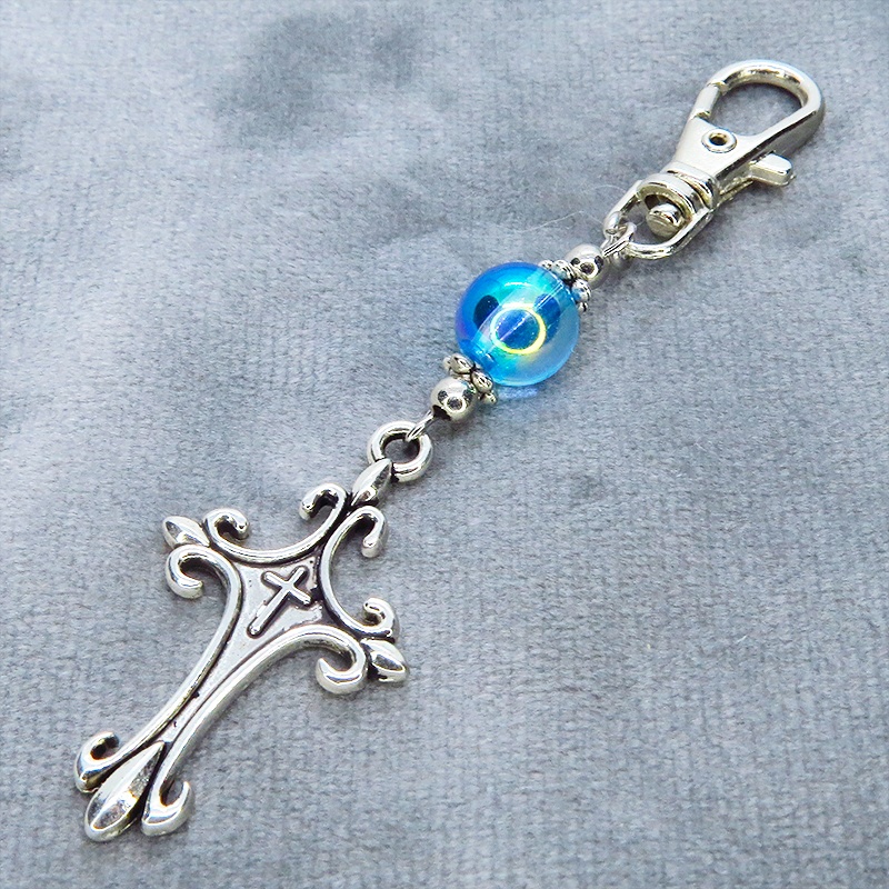 アンティークシルバー ゴシック調ロザリオとクリアブルービーズを組合せたキーホルダー バッグチャーム ファスナーチャーム 金具変更可