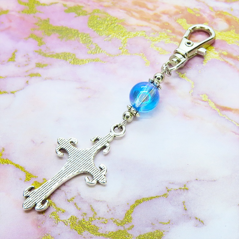 アンティークシルバー ゴシック調ロザリオとクリアブルービーズを組合せたキーホルダー バッグチャーム ファスナーチャーム 金具変更可