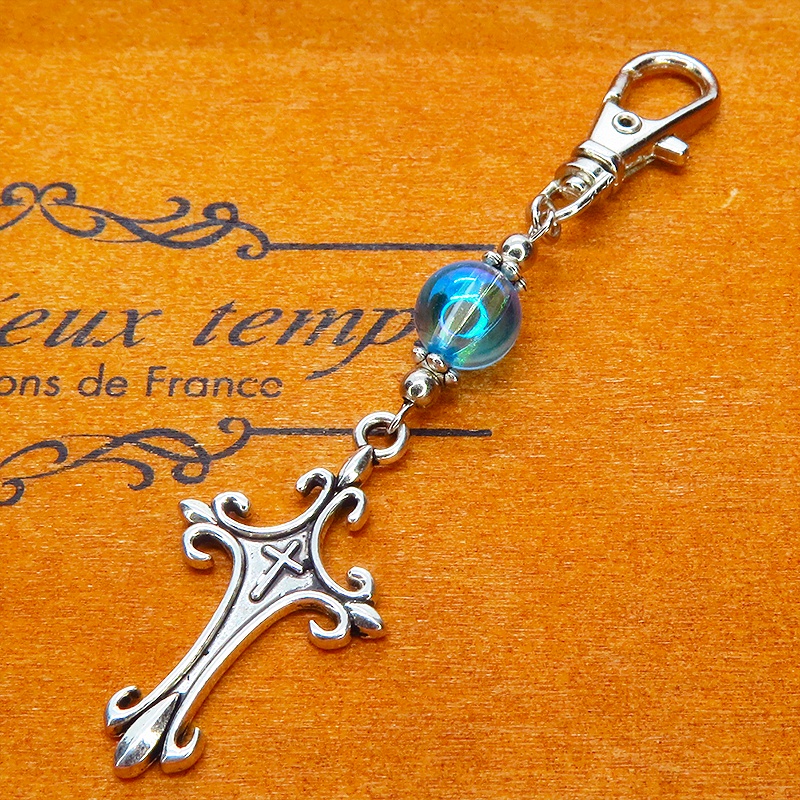 アンティークシルバー ゴシック調ロザリオとクリアブルービーズを組合せたキーホルダー バッグチャーム ファスナーチャーム 金具変更可
