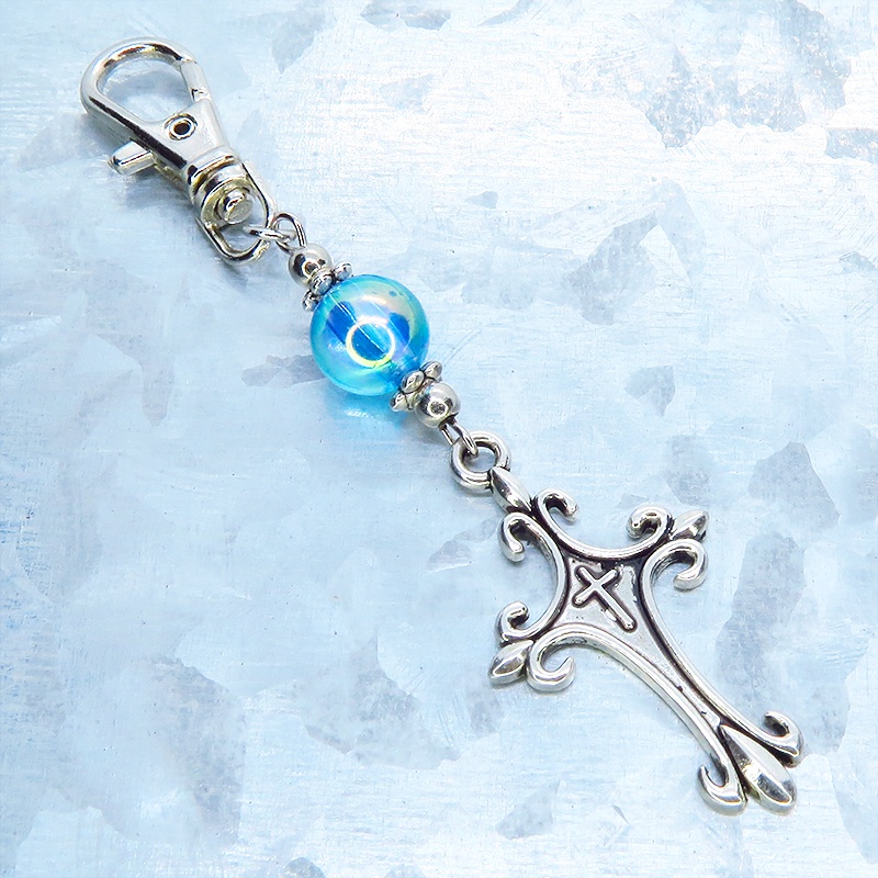 アンティークシルバー ゴシック調ロザリオとクリアブルービーズを組合せたキーホルダー バッグチャーム ファスナーチャーム 金具変更可