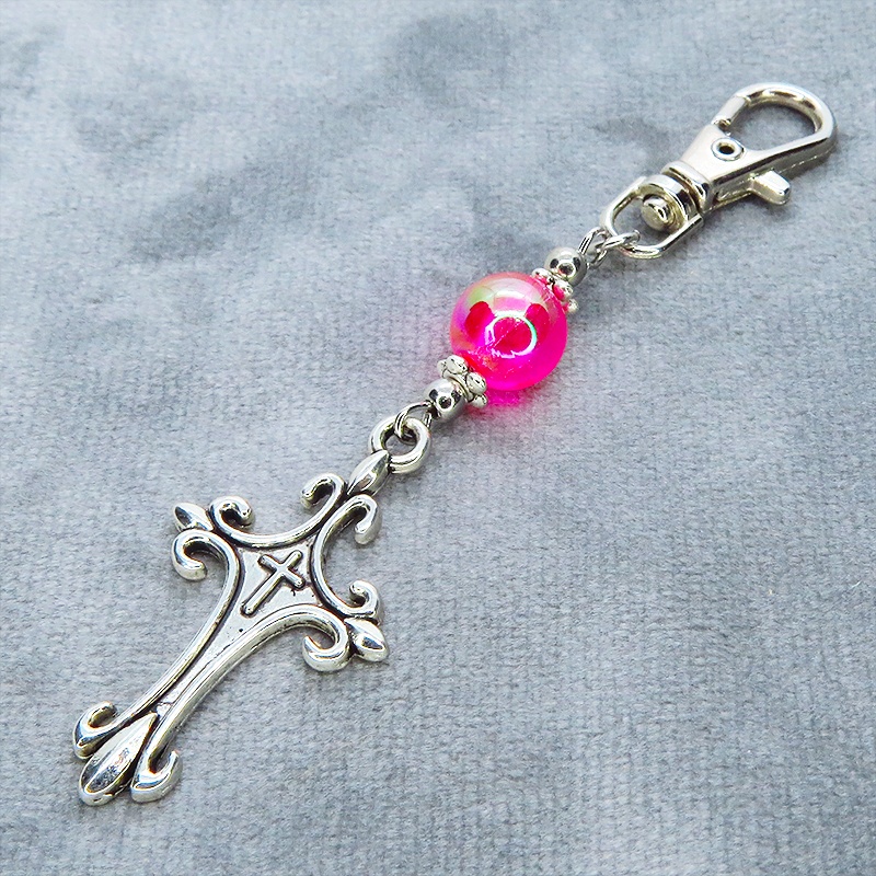 アンティークシルバー ゴシック調ロザリオとクリアマゼンタビーズを組合せたキーホルダー バッグチャーム ファスナーチャーム 金具変更可