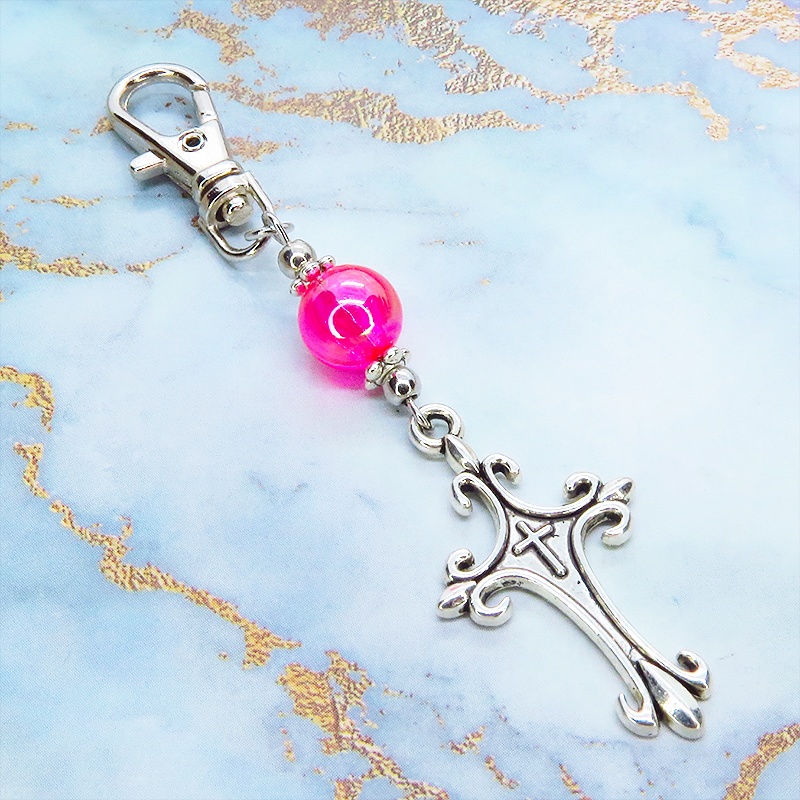 アンティークシルバー ゴシック調ロザリオとクリアマゼンタビーズを組合せたキーホルダー バッグチャーム ファスナーチャーム 金具変更可