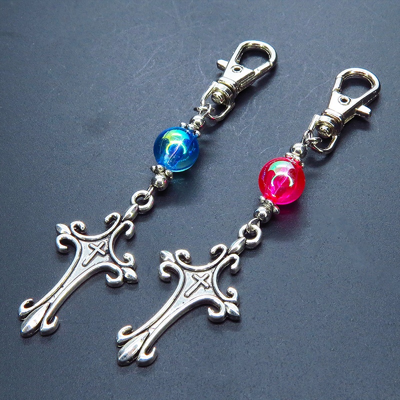 アンティークシルバー ゴシック調ロザリオとクリアマゼンタビーズを組合せたキーホルダー バッグチャーム ファスナーチャーム 金具変更可