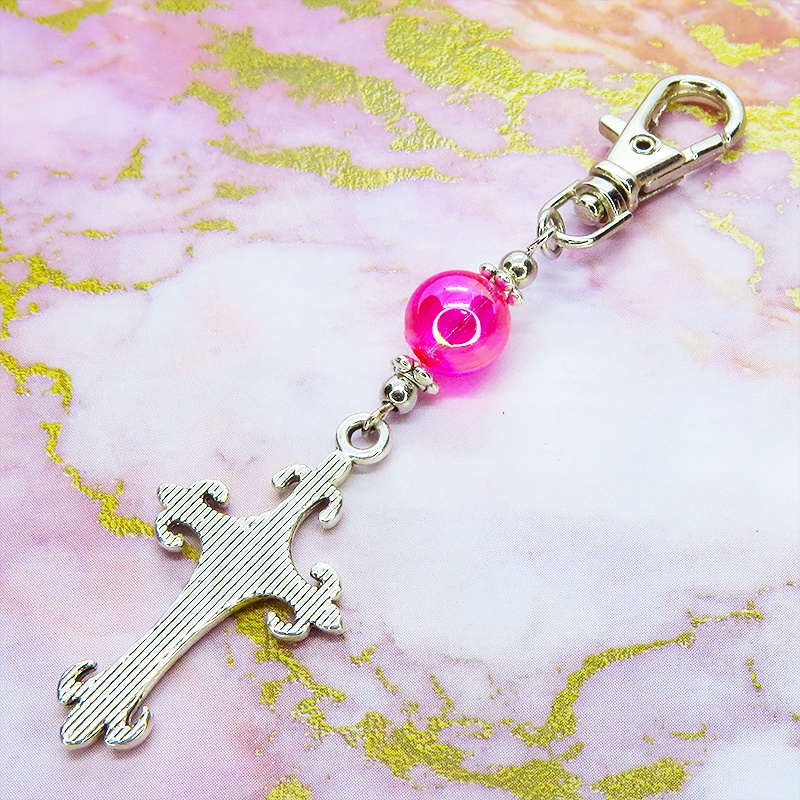 アンティークシルバー ゴシック調ロザリオとクリアマゼンタビーズを組合せたキーホルダー バッグチャーム ファスナーチャーム 金具変更可