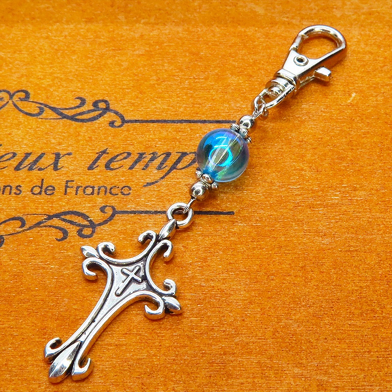 アンティークシルバー ゴシック調ロザリオとクリアマゼンタビーズを組合せたキーホルダー バッグチャーム ファスナーチャーム 金具変更可
