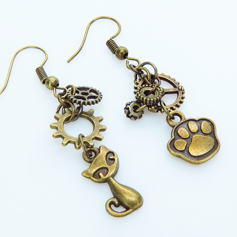 アンティークゴールド 猫と肉球に歯車を組合せたスチームパンク風アシンメトリーピアス