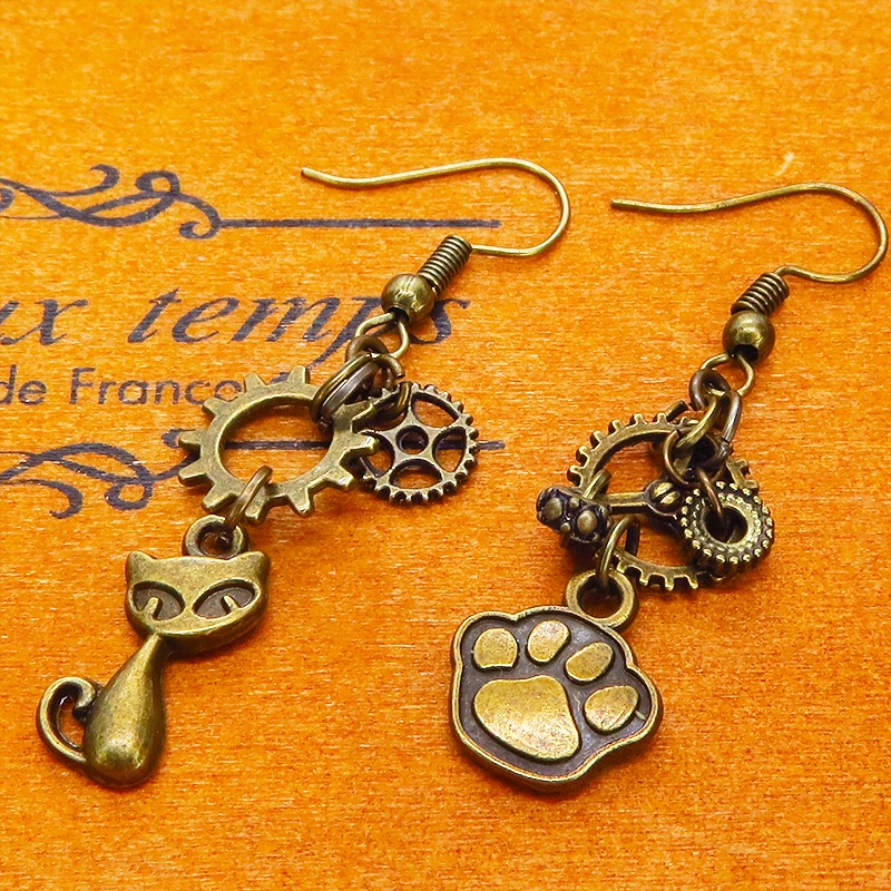アンティークゴールド 猫と肉球に歯車を組合せたスチームパンク風アシンメトリーピアス