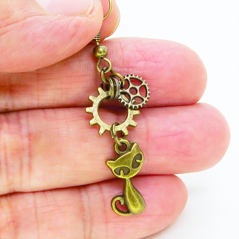 アンティークゴールド 猫と肉球に歯車を組合せたスチームパンク風アシンメトリーピアス