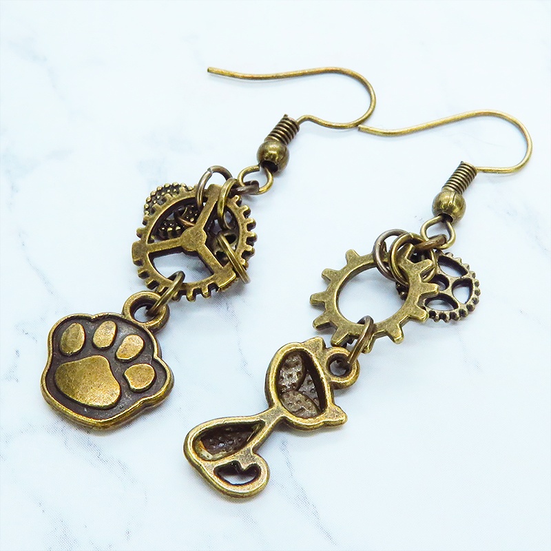 アンティークゴールド 猫と肉球に歯車を組合せたスチームパンク風アシンメトリーピアス
