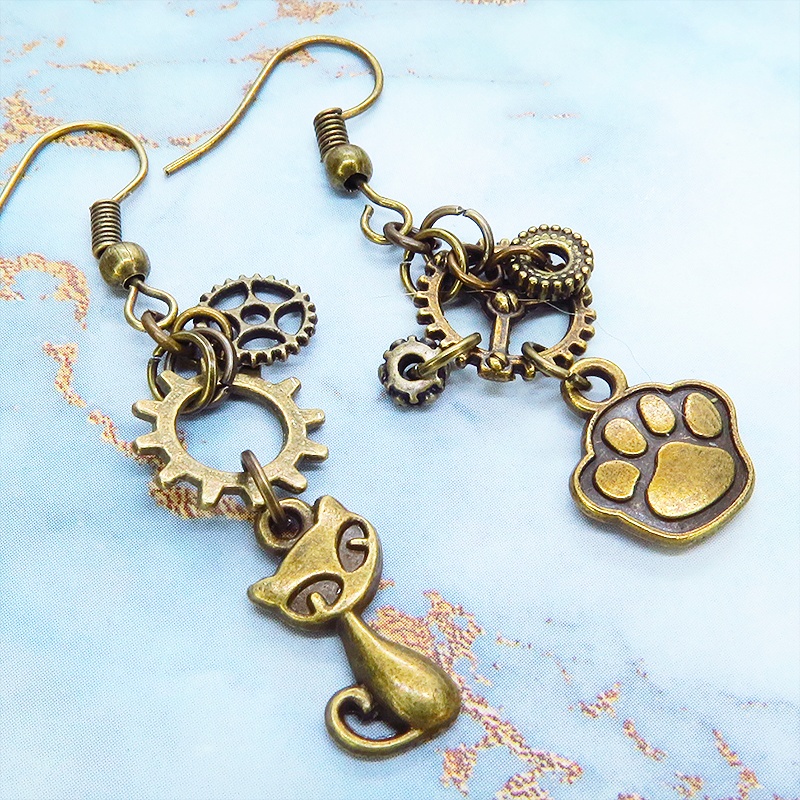 アンティークゴールド 猫と肉球に歯車を組合せたスチームパンク風アシンメトリーピアス