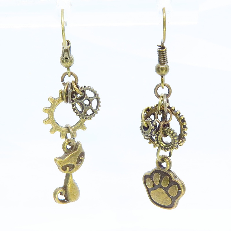 アンティークゴールド 猫と肉球に歯車を組合せたスチームパンク風アシンメトリーピアス