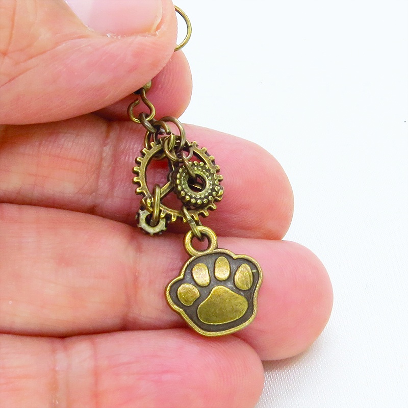 アンティークゴールド 猫と肉球に歯車を組合せたスチームパンク風アシンメトリーピアス