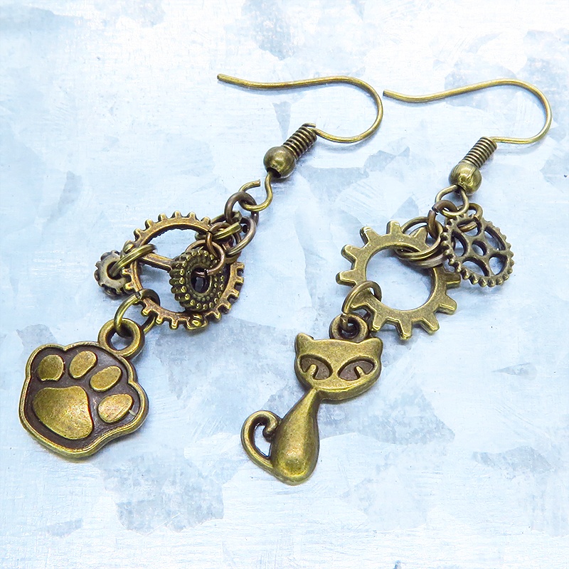 アンティークゴールド 猫と肉球に歯車を組合せたスチームパンク風アシンメトリーピアス